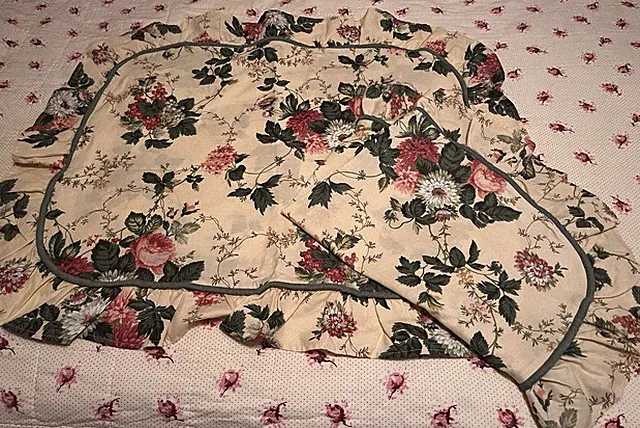 Pair Waverly Garden Room Standard Pillow Shams Roseberry Floral Ruffled NWOT