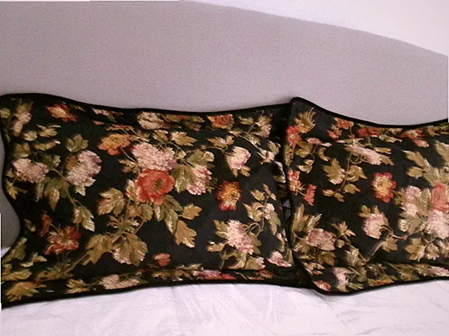 VINTAGE WAVERLY 🌸 ( 2 PC LOT ) BLACK, FLORAL PRINT/ STANDARD PILLOW SHAMS