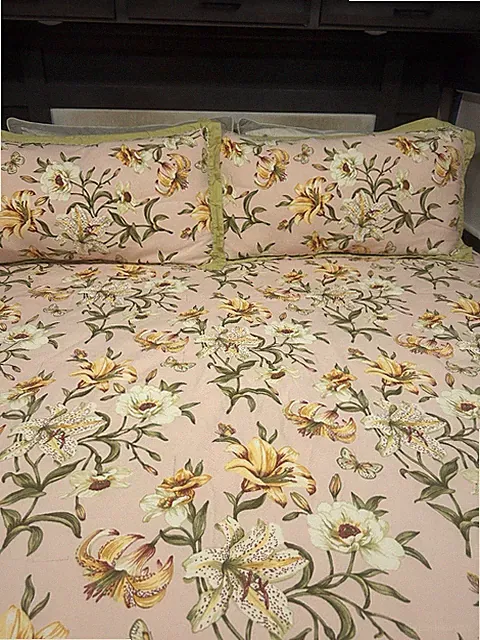 Vintage Waverly Floral Pattern Bedding Set & Pillowcases. Light Pink background