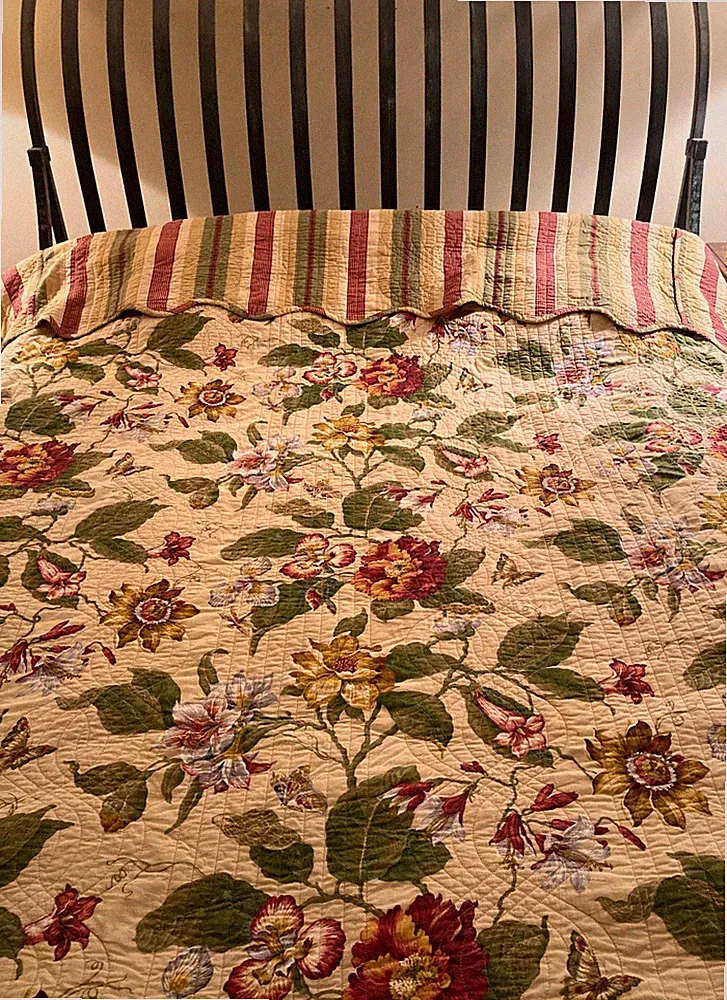 Waverly Laurel Springs Modern Farmhouse Floral Reversible Queen/King Comforter